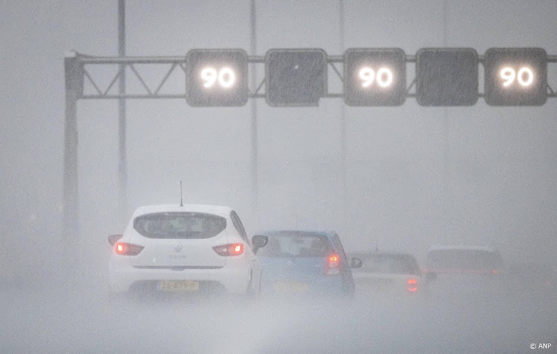 zware regenval op snelweg