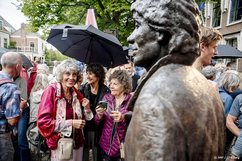 standbeeld paul van vliet