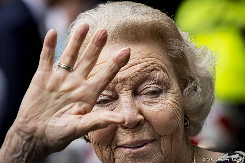 prinses beatrix zwaait