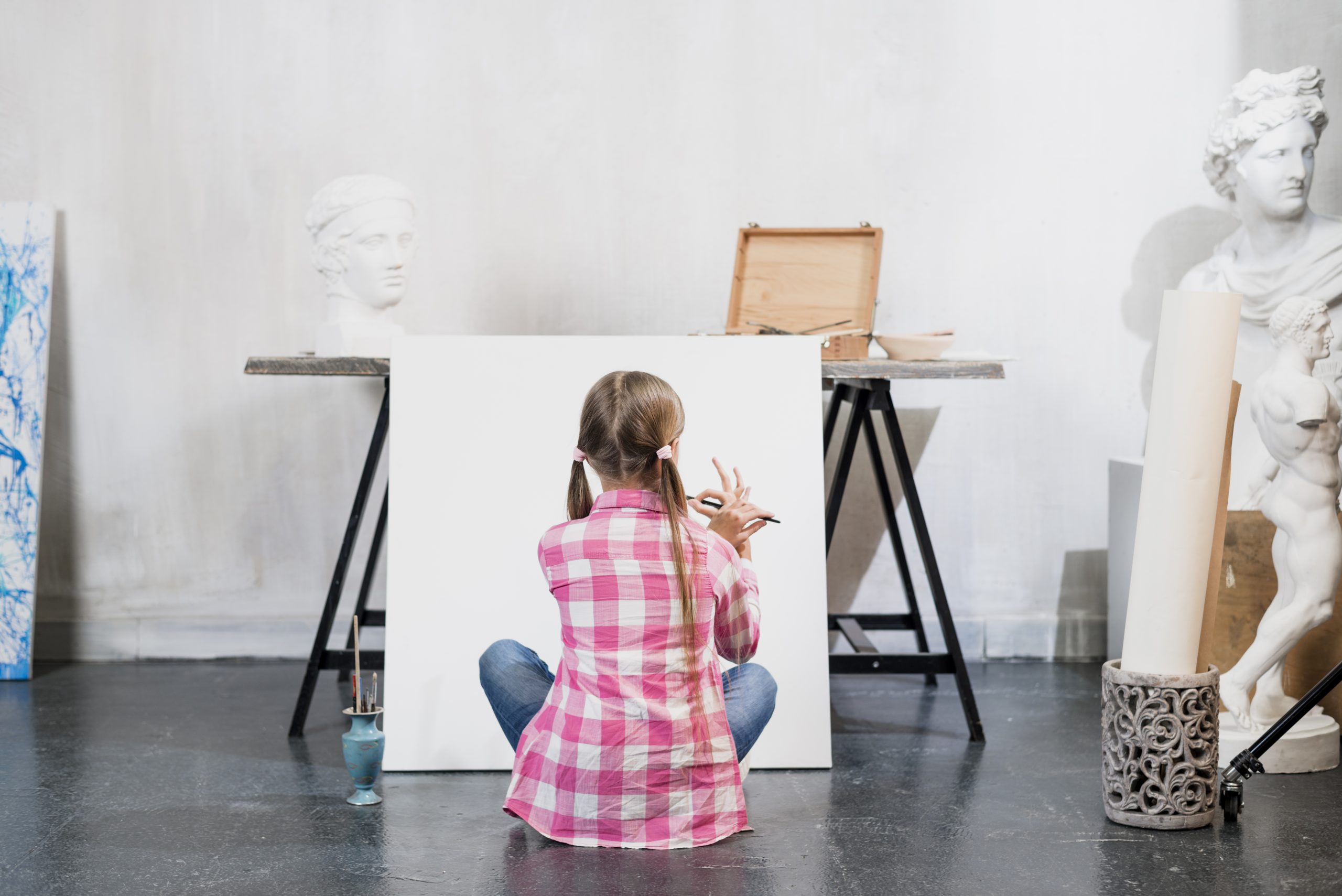 meisje voor schildersdoek