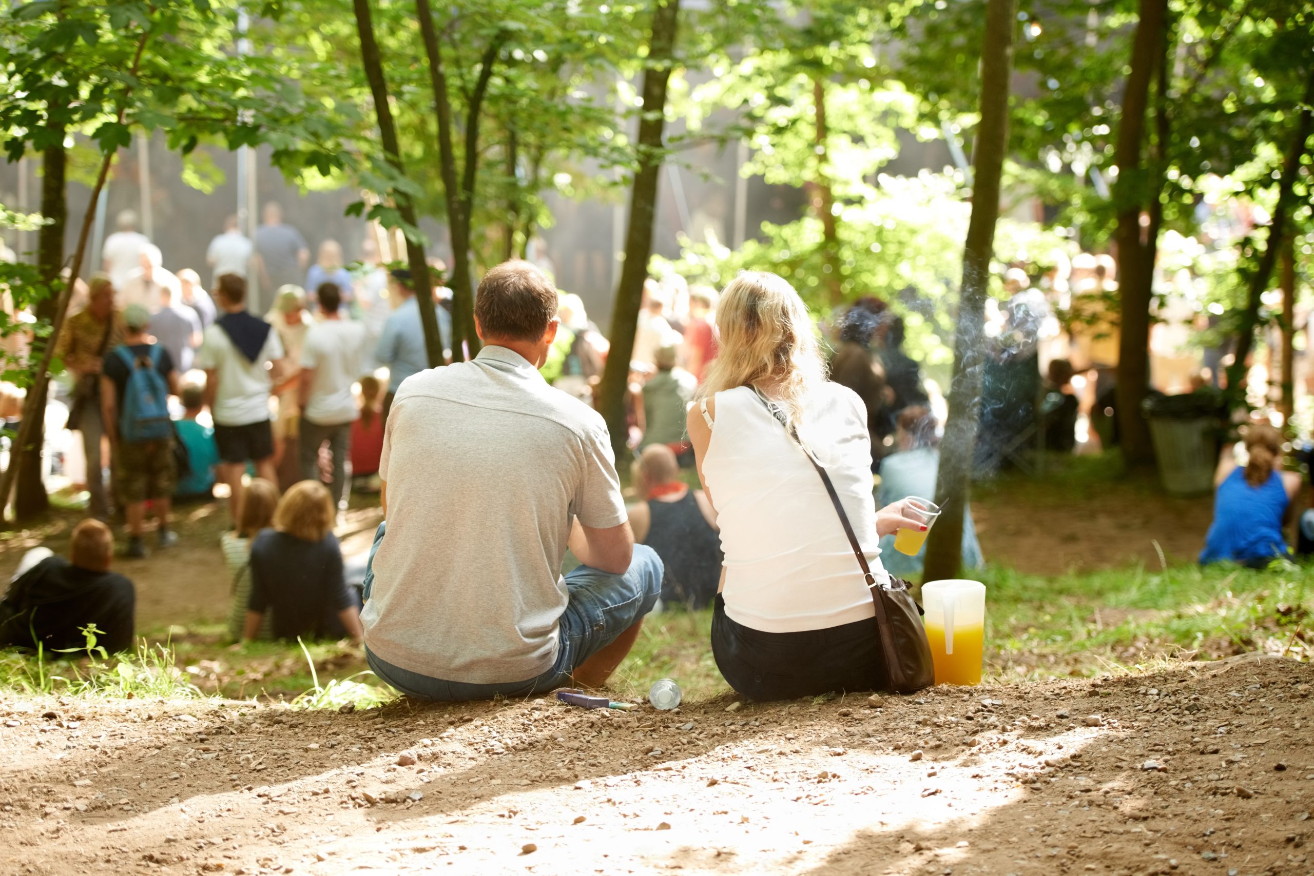 man en vrouw vanachter gefotografeerd bij buitenfestival