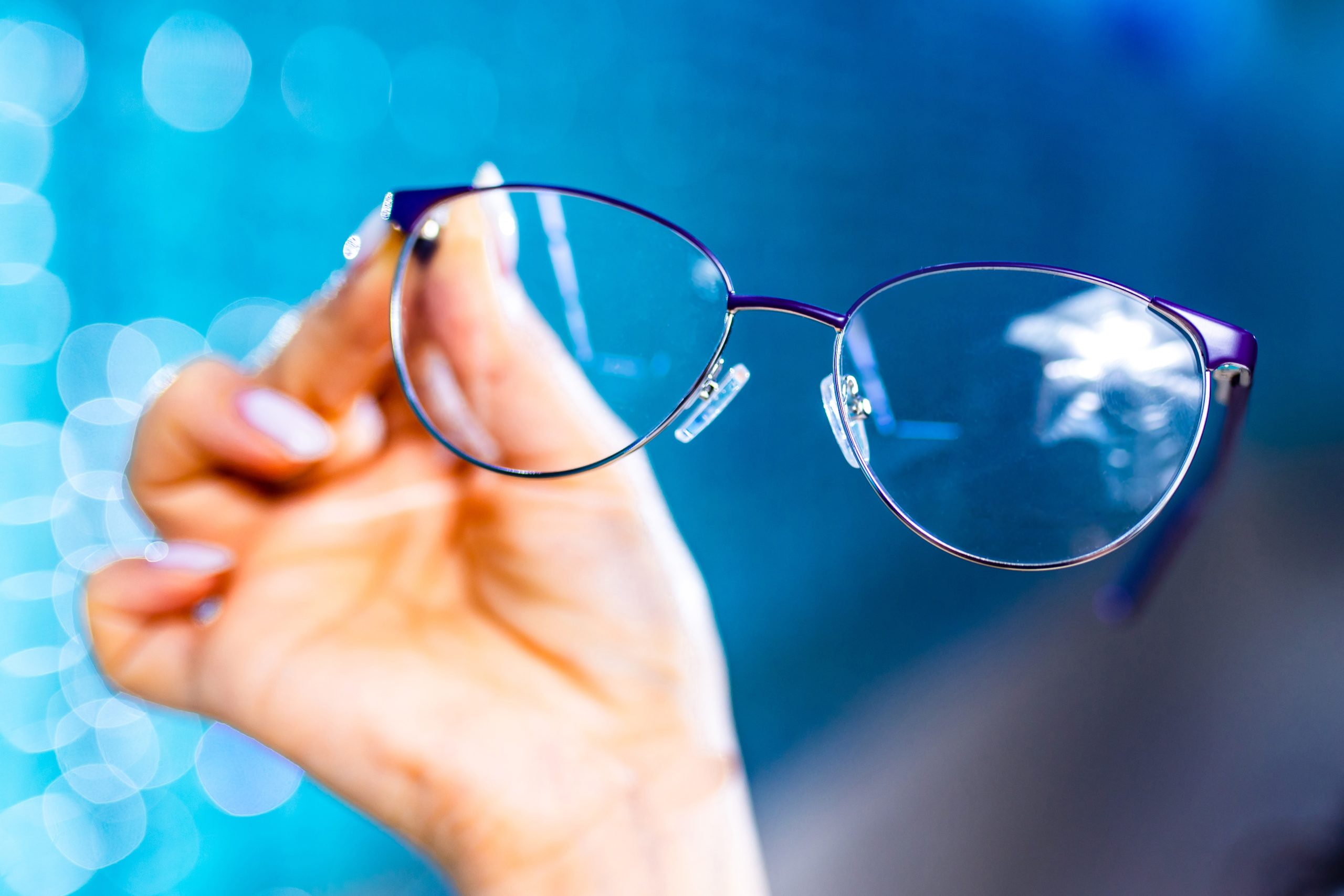 Man begluurt vrouwen met speciale bril tijdens festival in Rotterdam